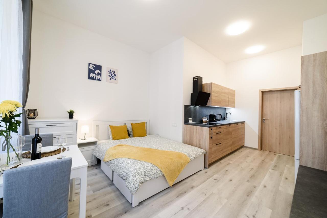 New Apartments Near Dancing House Praag Buitenkant foto