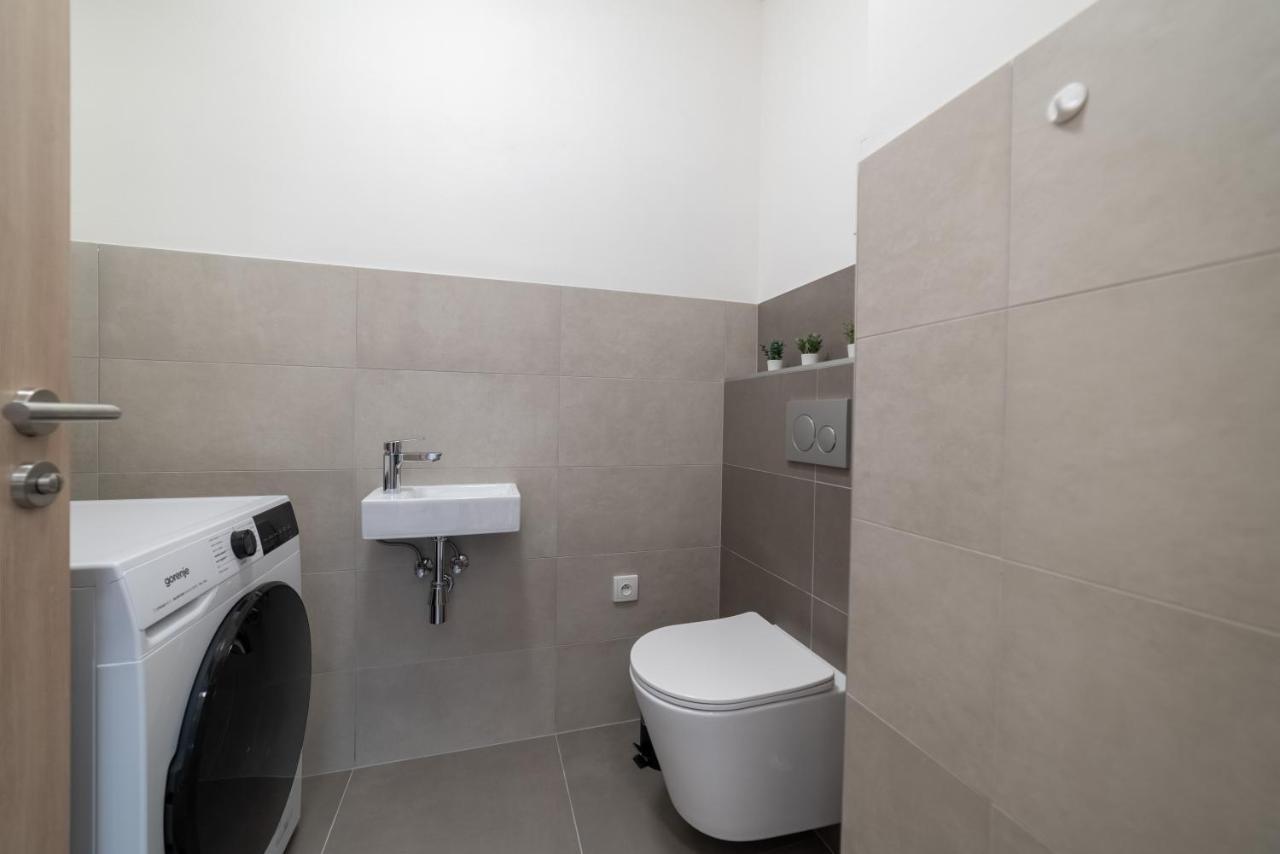 New Apartments Near Dancing House Praag Buitenkant foto