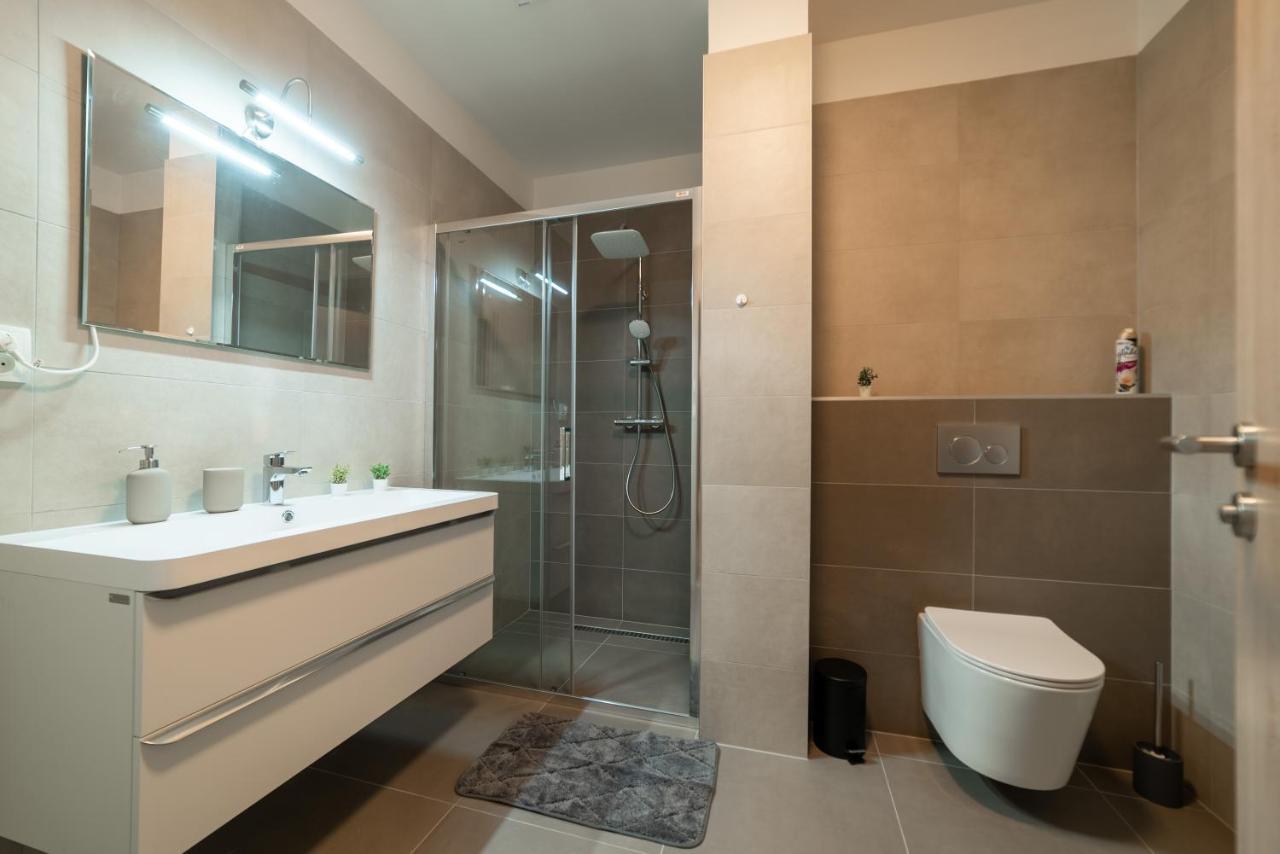 New Apartments Near Dancing House Praag Buitenkant foto