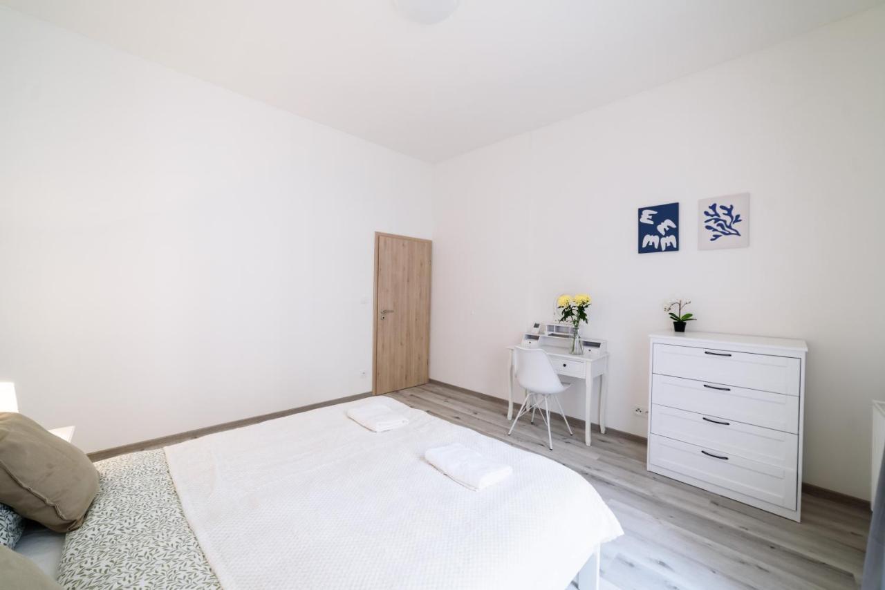 New Apartments Near Dancing House Praag Buitenkant foto