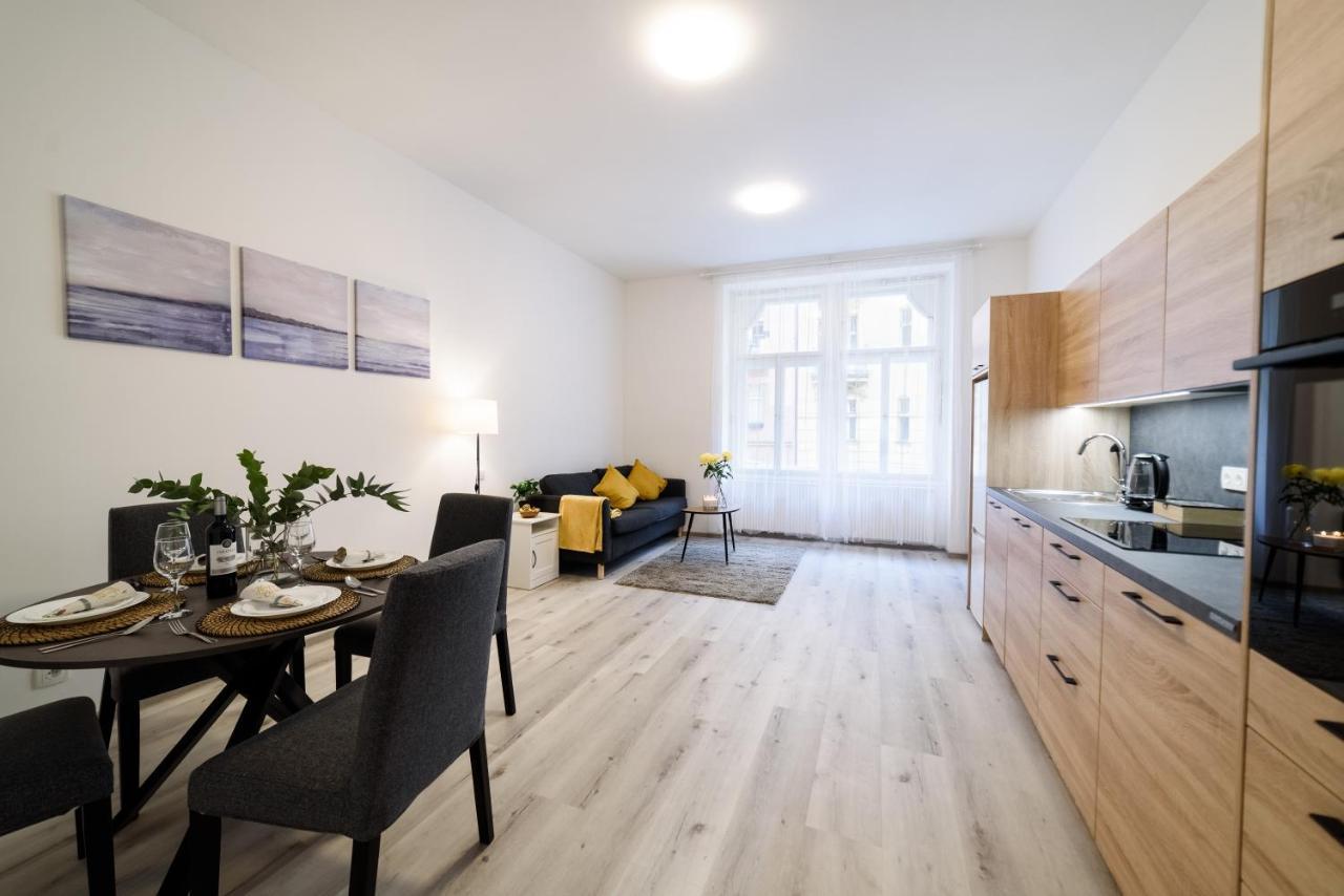 New Apartments Near Dancing House Praag Buitenkant foto
